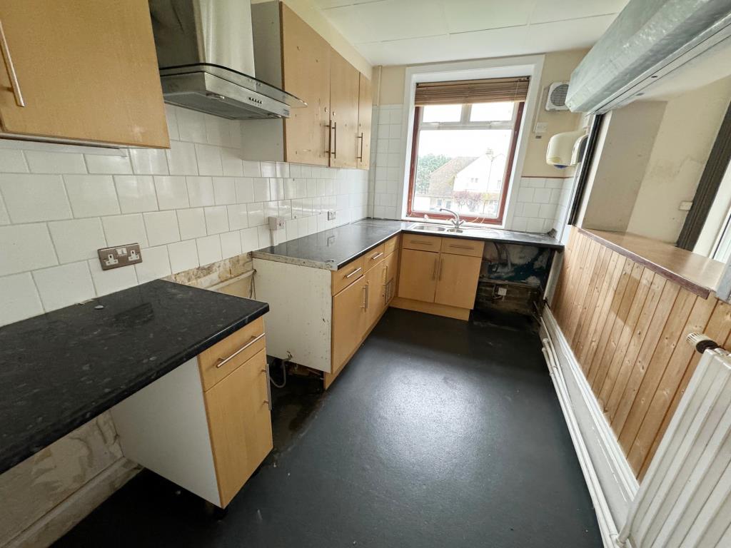 Lot: 91 - SUBSTANTIAL BUILDING WITH ATTACHED SPORTS HALL AND PARKING WITH POTENTIAL - Kitchen